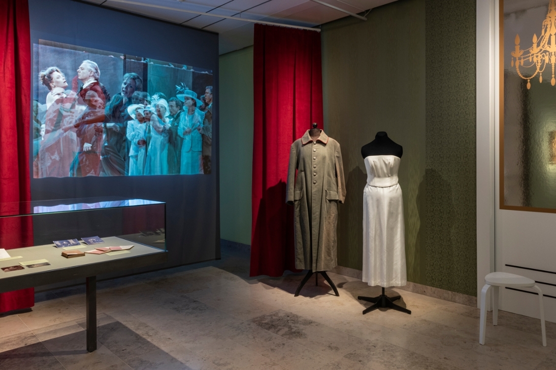 Blick in die Ausstellung mit Originalkostümen der Euryanthe-Inszenierung in der Semperoper von 2006