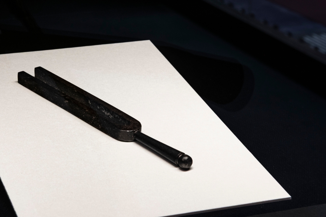 Die originale Stimmgabel Webers, eine Leihgabe aus dem Stadtmuseum Dresden