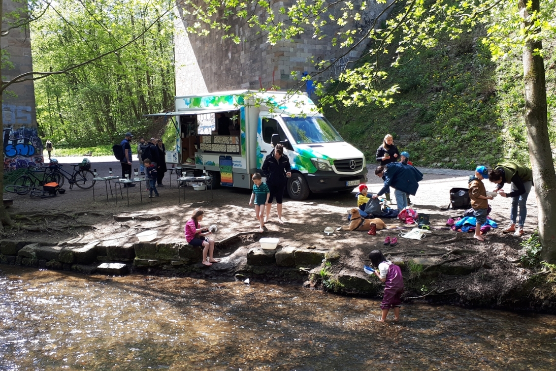 Ein Umweltmobil der LaNU im Einsatz an einem sächsischen Fluss