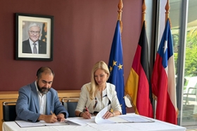 Foto: Die Deutsche Botschafterin in Chile, Susanne Fries-Gaier und Victor Orellana Calderón vom chilenischen Bildungsministerium unterzeichnen eine Joint Declaration of Intent (gemeinsame Absichtserklärung) für eine Vertriefung der Zusammenarbeit zwischen Sachsen und der Republik Chile in Wissenschaft und Forschung.