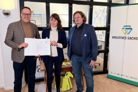 Foto: Von links nach rechts: 
Wirtschaftsminister Dirk Panter, 
Claudia Muntschick (Geschäftsführung, Kreatives Sachsen GmbH), 
Lars Fassmann (Vorstand, Landesverband der Kultur- und Kreativwirtschaft Sachsen e. V.)