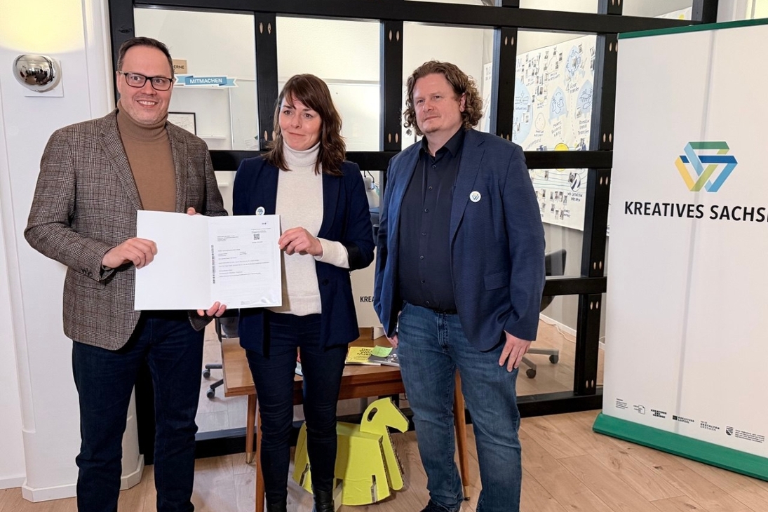 Von links nach rechts: 
Wirtschaftsminister Dirk Panter, 
Claudia Muntschick (Geschäftsführung, Kreatives Sachsen GmbH), 
Lars Fassmann (Vorstand, Landesverband der Kultur- und Kreativwirtschaft Sachsen e. V.)