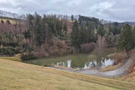 Foto: Das Hochwasserrückhaltebecken Glashütte wird derzeit für eine Funktionsprobe teilweise eingestaut. Normalerweise ist das sogenannte grüne Becken leer und wird nur bei Hochwasser eingestaut.