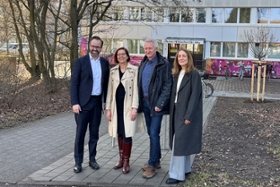 Foto: Gruppenbild vor modernisiertem Studentenwohnheim in Leipzig. Personen v.l.n.r: Wissenschaftsminister Sebastian Gemkow, Dr. Andrea Diekhof (Geschäftsführerin), Jörg Gaßner (Abteilungsleiter Bau/ Technik) und Monika Schwarzenberg (Abteilungsleiterin Studentisches Wohnen) vom Studentenwerk Leipzig