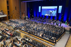 Foto: Traditioneller Mützenwurf der frisch ernannten Polizistinnen und Polizisten