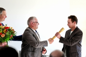 Foto: Das Foto zeigt den neuen Betriebsleiter Heinz Kaiser (rechts), den ehemaligen Betriebsleiter Axel Bobbe (Mitte) und den Geschäftsführer der LTV Eckehard Bielitz (links) bei der symbolischen Staffelstabübergabe.
