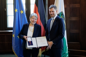 Foto: Ministerpräsident Michael Kretschmer überreicht den Verdienstorden der Bundesrepublik an Eva Hommel aus Ohorn.
