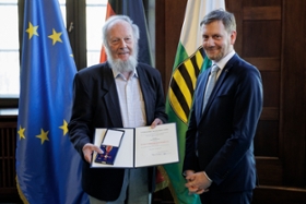 Foto: Ministerpräsident Michael Kretschmer überreicht den Verdienstorden der Bundesrepublik an Fred Richter aus Chemnitz.