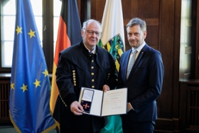 Foto: Ministerpräsident Michael Kretschmer überreicht den Verdienstorden der Bundesrepublik an Prof. Dr. Andreas Berkner aus Naunhof.