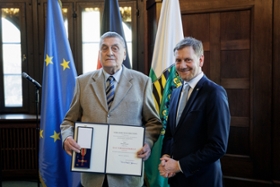 Foto: Ministerpräsident Michael Kretschmer überreicht den Verdienstorden der Bundesrepublik an Roland Einsiedel aus Laußig, OT Kossa.