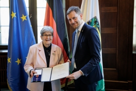 Foto: Ministerpräsident Michael Kretschmer überreicht den Verdienstorden der Bundesrepublik an Renate Aris aus Chemnitz.