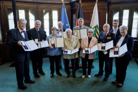 Foto: Ministerpräsident Michael Kretschmer überreichte an insgesamt neun Bürgerinnen und Bürger aus Sachsen den Verdienstorden der Bundesrepublik Deutschland. v. l. 
Dr.-Ing. Hans-Joachim Jäger 
Prof. Dr. Andreas Berkner
Grit Wagner
Fred Richter
Annemarie Krause 
Roland Einsiedel
Renate Aris 
Alwin Hensel 
Ministerpräsident Michael Kretschmer
Eva Hommel