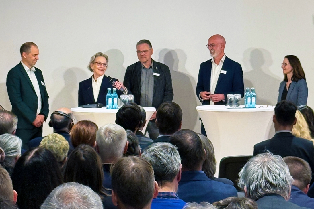 Podiumsrunde - Personen v.l.n.r.: Frank Bösenberg (Geschäftsführer von Silicon Saxony), Prof. Ursula M. Staudinger (Rektorin TU Dresden), Dr. Harald Lück (stellv. Sprecher der ET-Scientific-Collaboration) Prof. Christian Stegmann (wissenschaftlicher Co-Leiter der laufenden Machbarkeitsstudie), Prof. Heike Graßmann (Staatssekretärin im SMWK)