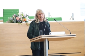 Foto: Festveranstaltung zum Internationalen Frauentag_Ministerin am Stehpult