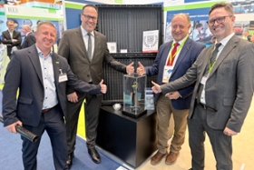 Foto: Sachsens Wirtschaftsminister Dirk Panter besucht auf der JEC World den sächsischen Gemeinschaftsstand der Wirtschaftsförderung. Dort gratulierte er den Forschern der Technische Universität Chemnitz zum Gewinn des JEC Innovation Award 2026 in der Kategorie „Automotive and Road Transportation – Process“. Ausgezeichnet wurde das Projekt „GroKuBat“, das ein neuartiges Fertigungsverfahren für thermoplastische Batteriegehäuse in der Elektromobilität entwickelt hat.