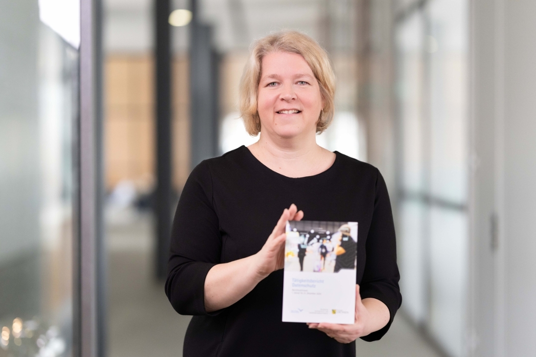 Die Sächsische Datenschutz- und Transparenzbeauftragte Dr. Juliane Hundert hat Ihren Tätigkeitsbericht 2025 vorgestellt. Foto: © SDTB / ronaldbonss.com