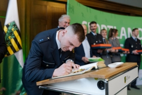 Foto: Eintragung in das „Goldene Buch des Sports“ durch Felix Straub