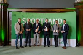 Foto: Ehrung von Axel Jungk, Susanne Kreher & Trainer: Stefan Poser durch Ministerpräsident Kretschmer, Staatsminister Schuster und Christian Pöhler (Leiter Olympiastützpunkt).