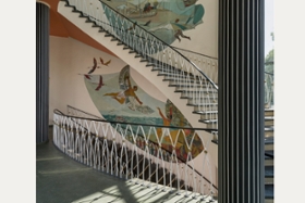 Foto: Titel des Jahrbuchs 2022 mit Pirna-Sonnenstein, Blick ins Treppenhaus des Speisehauses des ehemaligen VEB Entwicklungsbau Pirna mit den Wandbildern von Bruno Dolinski und Bruno Groth