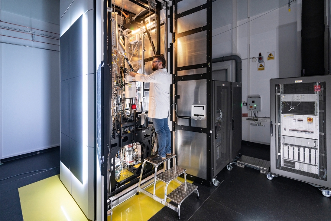 Im Zentrum des neuen Forschungsbaus stehen zwei besonders leistungsfähige Transmissionselektronenmikroskope. Das größere der beiden ist über vier Meter hoch. Auf dem Bild bereitet Paul Seidel, technischer Mitarbeiter der Professur für Elektronenmikroskopie und Mikrostrukturanalytik an der TU Chemnitz, eine Materialuntersuchung vor.