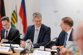 Foto: Am 13. und 14. April trifft sich das Sächsische Kabinett zu einer auswärtigen Kabinettssitzung in Berlin. Im Mittelpunkt der Kabinettssitzung steht der Austausch mit Bundesministern. Gespräch mit dem Bundesminister für Verkehr, Patrick Schnieder.