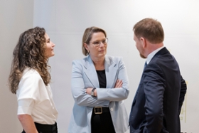 Foto: Am 13. und 14. April trifft sich das Sächsische Kabinett zu einer auswärtigen Kabinettssitzung in Berlin. Im Mittelpunkt der Kabinettssitzung steht der Austausch mit Bundesministern. 
Gespräch mit der Bundesministerin für Justiz und Verbraucherschutz, Dr. Stefanie Hubig.