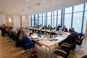 Foto: Am 13. und 14. April trifft sich das Sächsische Kabinett zu einer auswärtigen Kabinettssitzung in Berlin. Im Mittelpunkt der Kabinettssitzung steht der Austausch mit Bundesministern. 
Gespräch mit dem Staatssekretär im Bundesministerium des Innern, Hans-Georg Engelke.