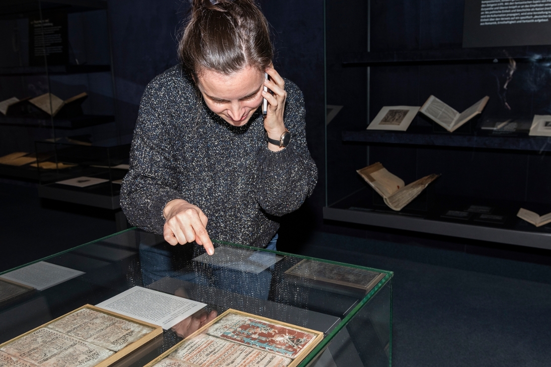 Dr. Edith Schriefl, Ausstellungsmanagerin im Buchmuseum der SLUB Dresden, bietet am 1. Juni und 26. Oktober 2026 Telefonführungen zum Maya-Codex an.