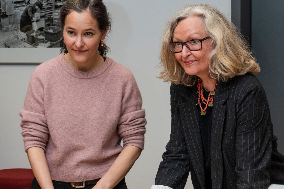 Lilly Böhm (l.) und Maraike Wittbrodt (r.), Enkelin und Tochter von Ursula Winnington, bei der Übergabe des Nachlasses am 20.4.2026 im FoodStudio der SLUB.