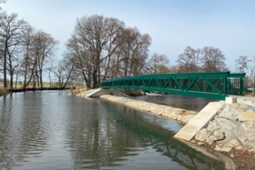 Foto: Großenhain: Bauarbeiten an der Überlaufschwelle Bauda abgeschlossen - Feierliche Einweihung der Fußgängerbrücke 2