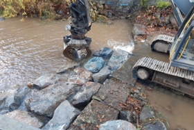 Foto: Ausgleich des Höhenunterschiedes in der Gewässersohle (hinter dem Sohlriegel)