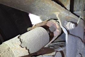 Foto: defekter Stoßdämpfer