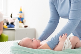 Foto: Hebamme mit Baby