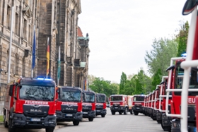 Foto: Staatsminister Armin Schuster übergibt Fahrzeuge