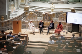 Foto: Ministerpräsident Michael Kretschmer, Olaf Scholz, Ehemaliger Bundeskanzler der Bundesrepublik Deutschland, sowie Prof. Dr. Heike Krieger, Universitätsprofessorin für Öffentliches Recht und Völkerrecht an der Freien Universität Berlin sowie Vorsitzende der Deutschen Gesellschaft für Internationales Recht, nehmen im Rahmen des Forums für Internationale Politik an einer Podiumsdiskussion teil.