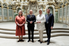 Foto: v.l.n.r.: Prof. Dr. Heike Krieger, Universitätsprofessorin für Öffentliches Recht und Völkerrecht an der Freien Universität Berlin, Olaf Scholz, Ehemaliger Bundeskanzler der Bundesrepublik Deutschland, Moderation Alexandra Gerlach und Ministerpräsident Michael Kretschmer zu Gast beim Forum  für Internationale Politik.