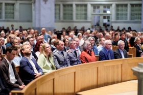 Foto: Publikum des Dresdner Forums für Internationales Recht 2026 - einer Podiumsdiskussion mit Ministerpräsident Michael Kretschmer, Olaf Scholz, Ehemaliger Bundeskanzler der Bundesrepublik Deutschland, sowie Prof. Dr. Heike Krieger, Universitätsprofessorin für Öffentliches Recht und Völkerrecht an der Freien Universität Berlin sowie Vorsitzende der Deutschen Gesellschaft für Internationales Recht.