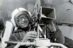 Foto: Ernst Hirsch in Hubschrauber bei Aufnahmen für einen Werbefilm für Planeta-Druckmaschinen, 1970