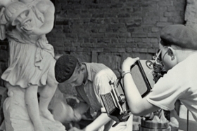 Foto: Ernst Hirsch filmt den Wiederaufbau im Zwinger, 1994, Foto: Heinz Woost