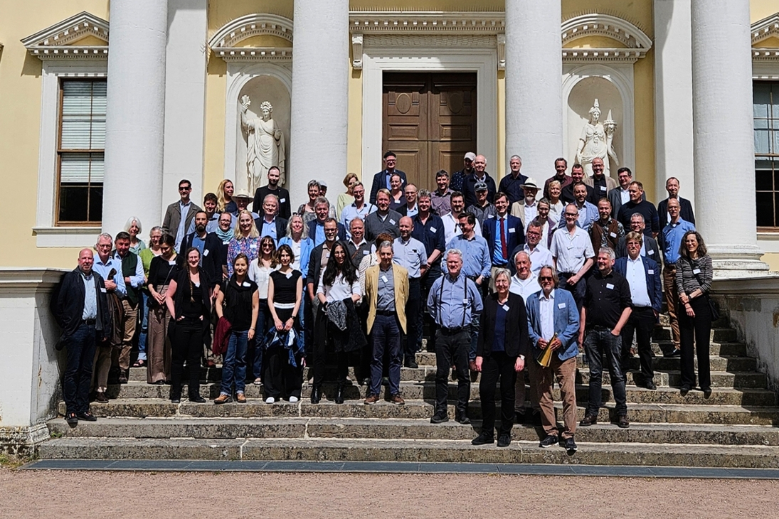 Jahrestagung des Verbandes der Landesarchäologien 2026 in Wörlitz. In der ersten Reihe (v.l.n.r.) Vorständin des Verbandes Dr. Regina Smolnik (Landesarchäologin des Freistaates Sachsen) neben Prof. Dr. Harald Meller (Landesarchäologe Sachsen Anhalt).