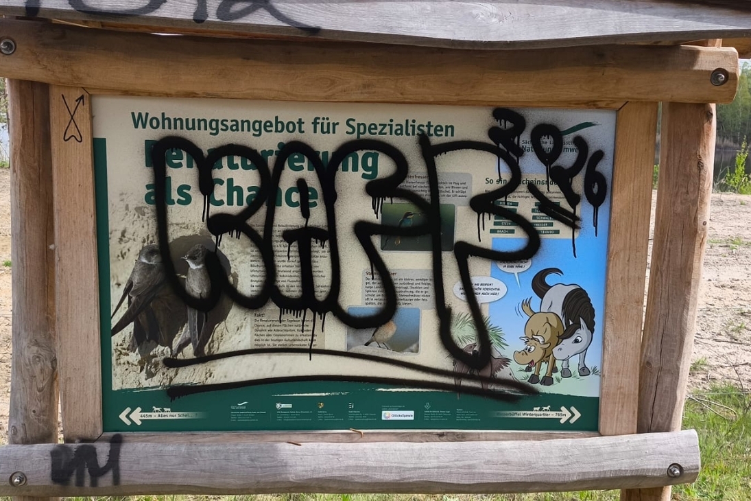 Rowdytum an Naturlehrpfad Bockwitz - Beschädigte Schilder