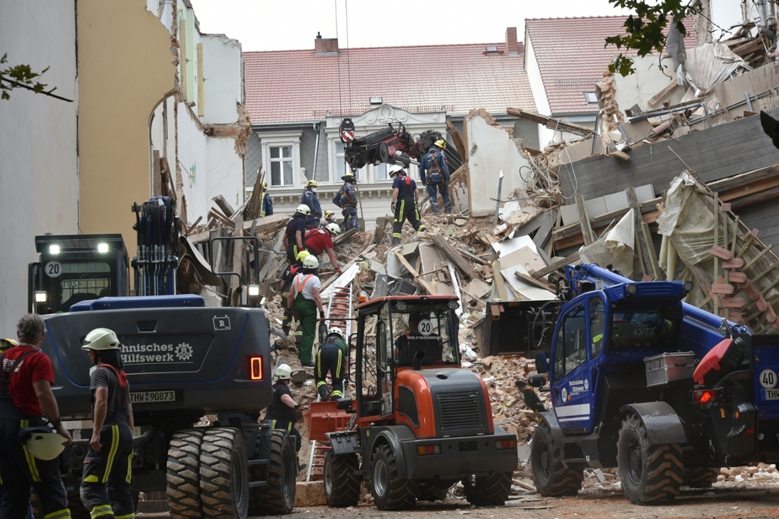 Bilder des aktuellen Standes (hinter dem eingestürzten Haus)