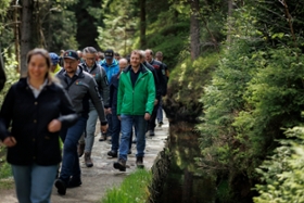 Foto: Ministerpräsident Michael Kretschmer nimmt gemeinsam mit Forstminister Georg Ludwig von Breitenbuch am Abschluss der Sanierung des „Grünen Grabens“ im Schwarzwassertal teil. Der rund acht Kilometer lange „Grüne Graben“ wurde im 17. Jahrhundert angelegt und wird seit 2021 saniert. Nach einer geführten Fachwanderung erfolgte der symbolische Banddurchschnitt zur Einweihung.