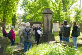 Foto: Das ehrenamtliche Engagement zur Erhaltung der Kulturdenkmale ist gelebtes Miteinander, Teilhabe und Demokratie vor Ort, ganz konkret wie hier auf dem Eliasfriedhof in Dresden