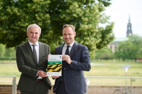 Foto: Landtagspräsident Alexander Dierks und Landesbeauftragter Michael Welsch auf der Freitreppe vor dem Plenargebäude des Sächsischen Landtags bei der Übergabe der sächsischen Verfassung in Leichter Sprache