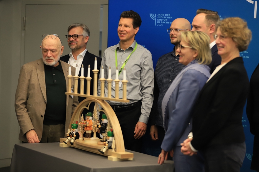 V.l.n.r.: Küf Kaufmann, Vorsitzender der Israelit. Religionsgemeinde Leipzig, Prof. Dr. Manuel Frey, Stiftungsdirektor der Kulturstiftung Sachsen, Ringo Müller, Erbauer der erzgebirgischen Chanukkia, Markus Weber, Gestalter der erzgebirgischen Chanukkia, Alexander Dierks, Präsident des Sächsischen Landtages, Barbara Klepsch, Staatministerin für Kultur und Tourismus, Sabine Wolfram, Direktorin des smac. vor dem erzgebirgischen Chanukka-Leuchter.