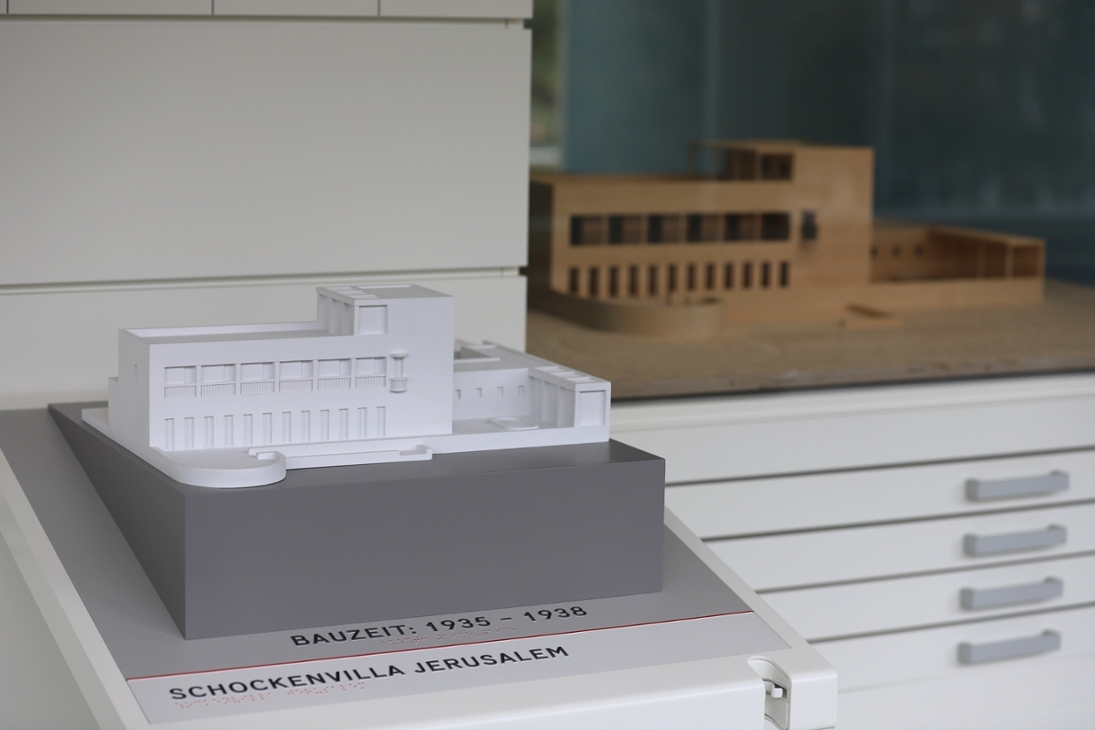 Die Schocken-Villa in Jerusalem ist nach den Plänen von Erich Mendelsohn erbaut. Vorne das Tastmodell, in der Vitrine dahinter das Architekturmodell im Maßstab 1:50.
