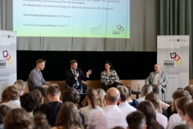 Foto: Zum vierten Mal sind Schülerinnen und Schüler aus Sachsen zur Jugendfreiheitskonferenz eingeladen. 

Podiumsdiskussion mit (v.l.n.r): Lucas Böhme (Moderation), Ministerpräsident Michael Kretschmer, Nancy Aris (Sächsische Landesbeauftragten zur Aufarbeitung der SED-Diktatur) und Gunter Weißgerber (ehemaliger Abgeordneter der letzten frei
gewählten Volkskammer und des Deutschen Bundestages)