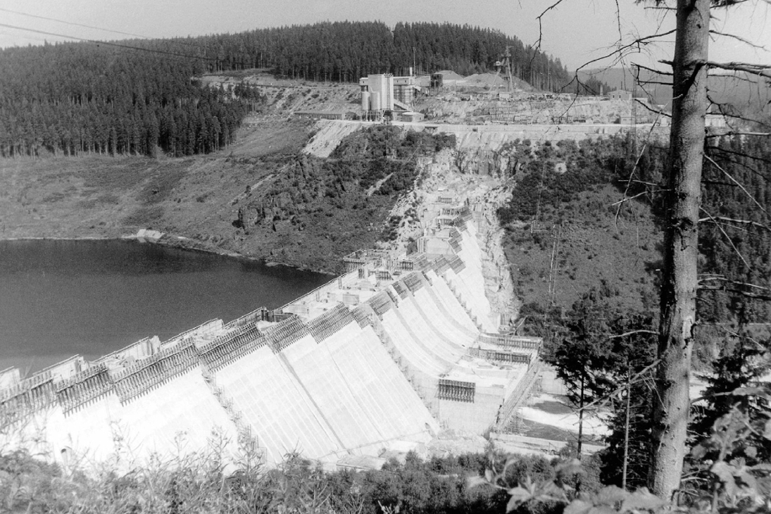 Das Foto zeigt die Talsperre Eibenstock beim Probestau im Jahr 1981