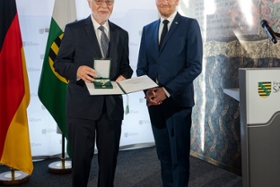 Foto: **Technischer Hinweis: Das Bild ist im Hochformat und wird lediglich in der Vorschau abgeschnitten dargestellt. Bitte nutzen Sie die Downloadfunktion, um das Bild vollständig anzuzeigen.**
Ministerpräsident Kretschmer überreicht den Verdienstorden des Freistaates Sachsen an Prof. Dr. Hans-Egbert Schröder (Dresden).